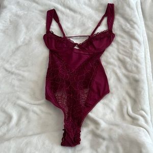URBAN OUTFITTERS - RED LACE CORSET BODYSUT